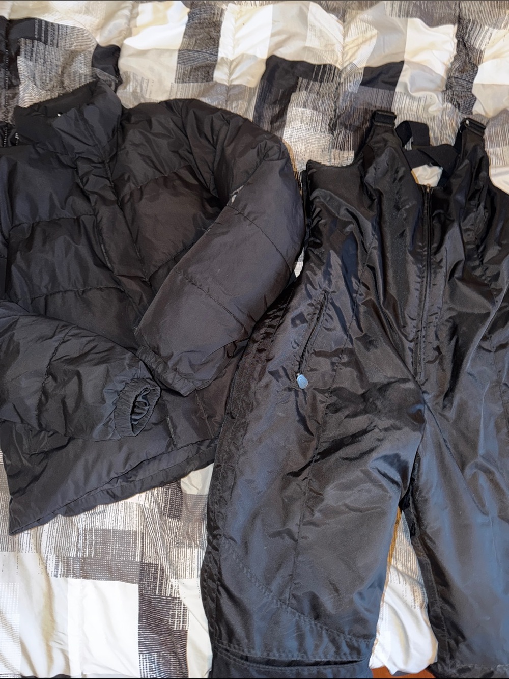 Womenโs Black Insulated Winter Jacket and Bib Snow Pants